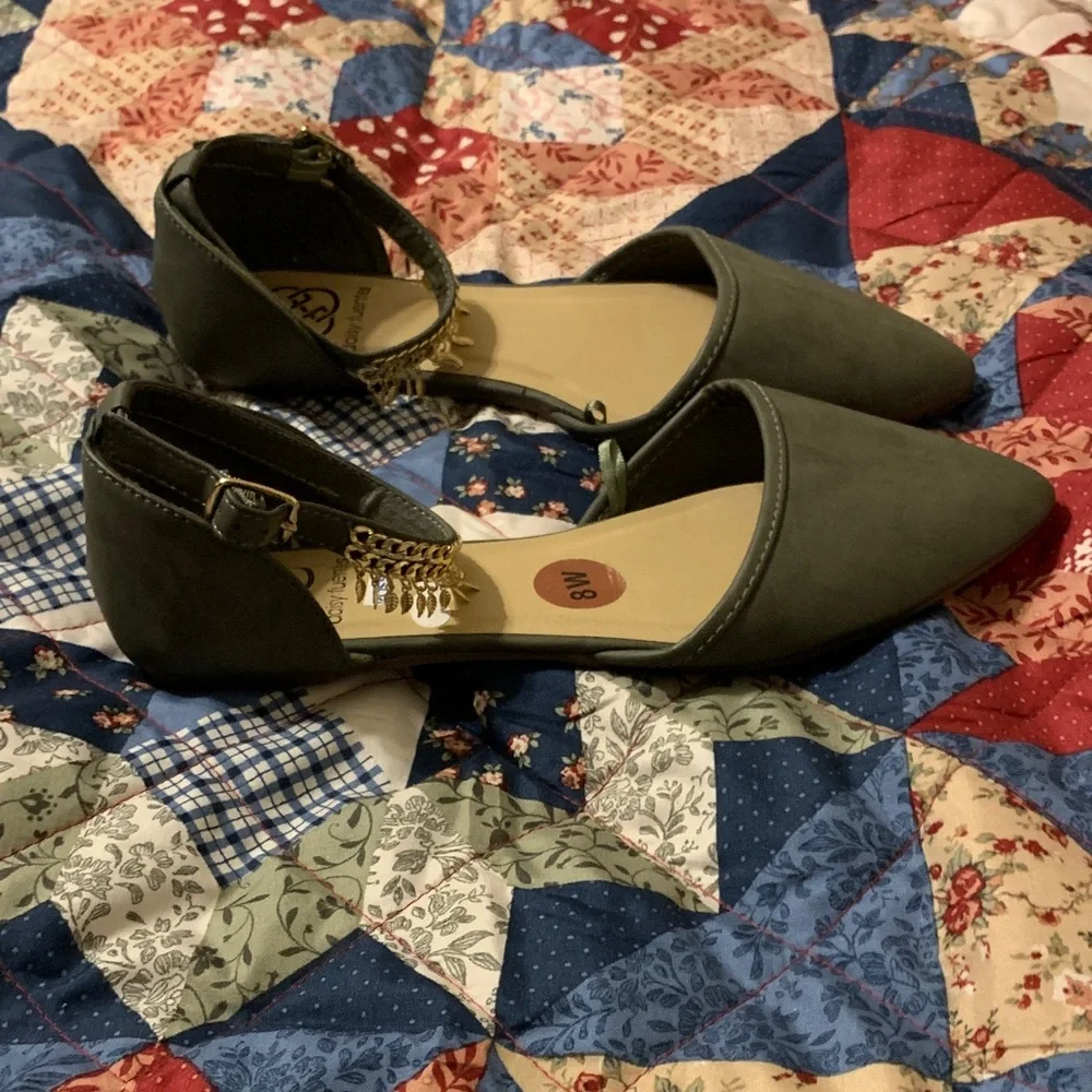 Daisy Fuentes Women's Green Ankle Strap Flats - Picture 2 of 5